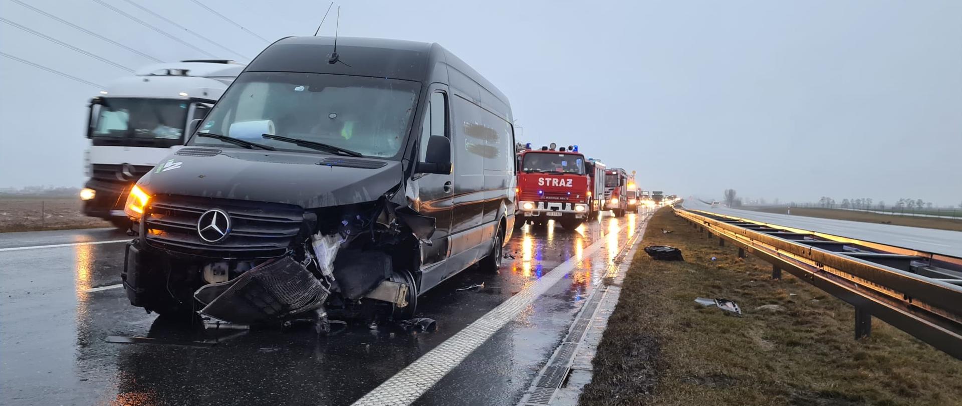 Kolizja z udziałem busa oraz samochodu osobowego na autostradzie A4 w pobliżu miejscowości Czeska Wieś