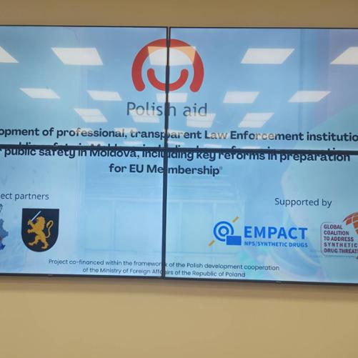 Zdjęcie pokazuje slajd z prezentacji zatytułowanej "Development of professional, transparent Law Enforcement institutions for public safety in Moldova, including key reforms in preparation for EU Membership". 