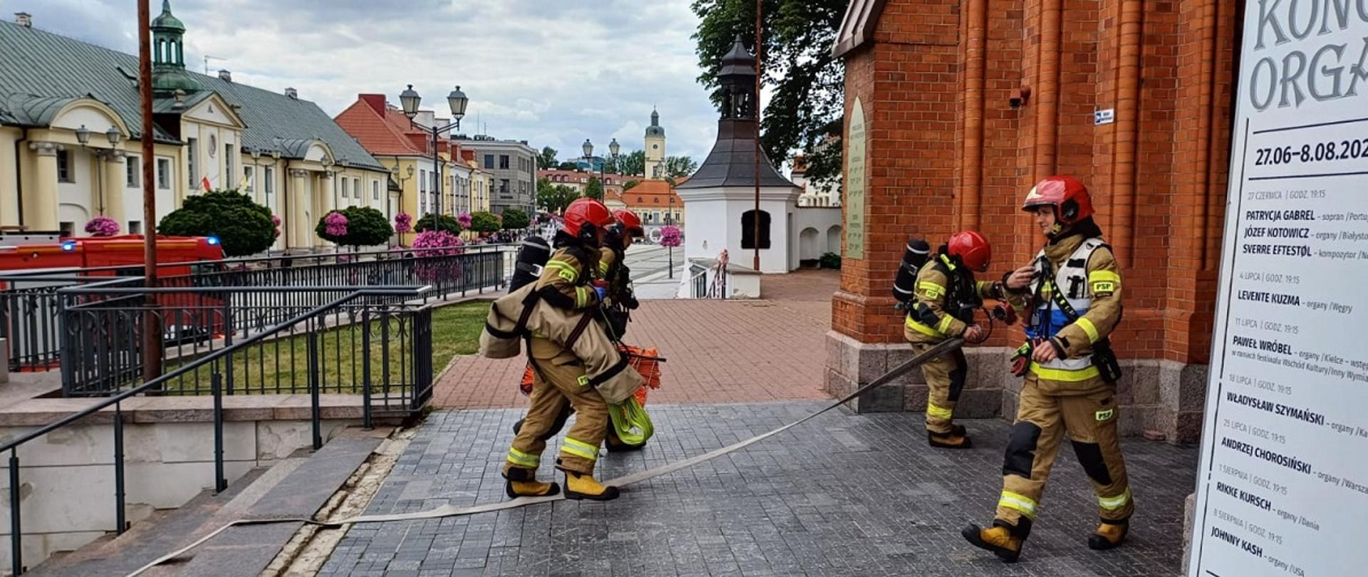 Ćwiczenia strażaków na obiekcie Archikatedry Białostockiej 
