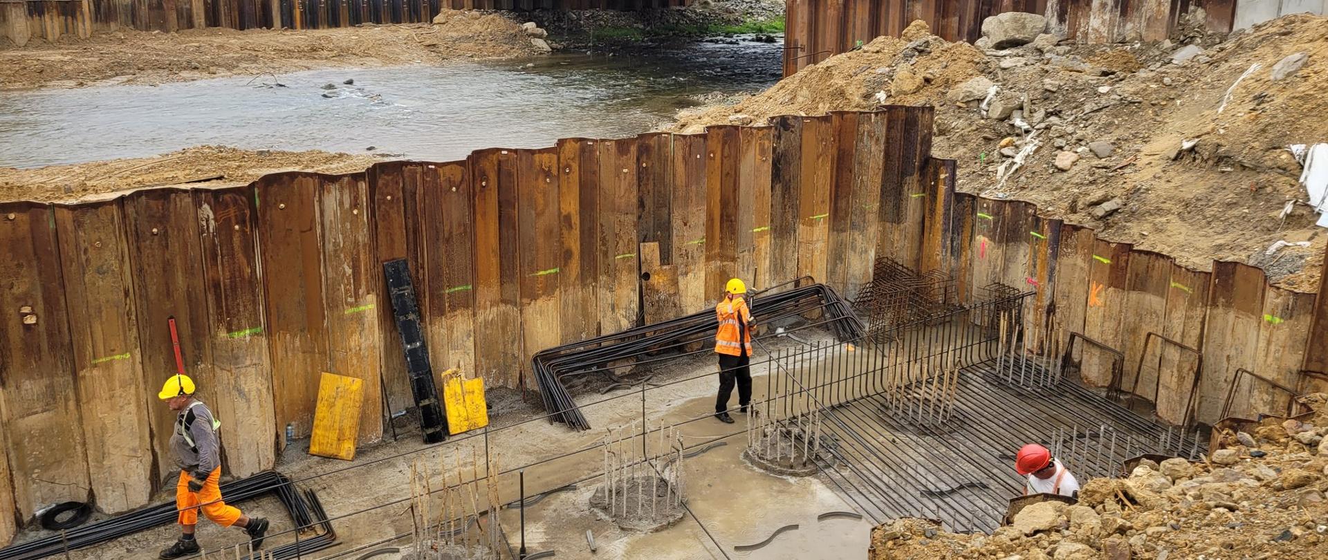 Budowa mostu nad Białą Głuchołaską