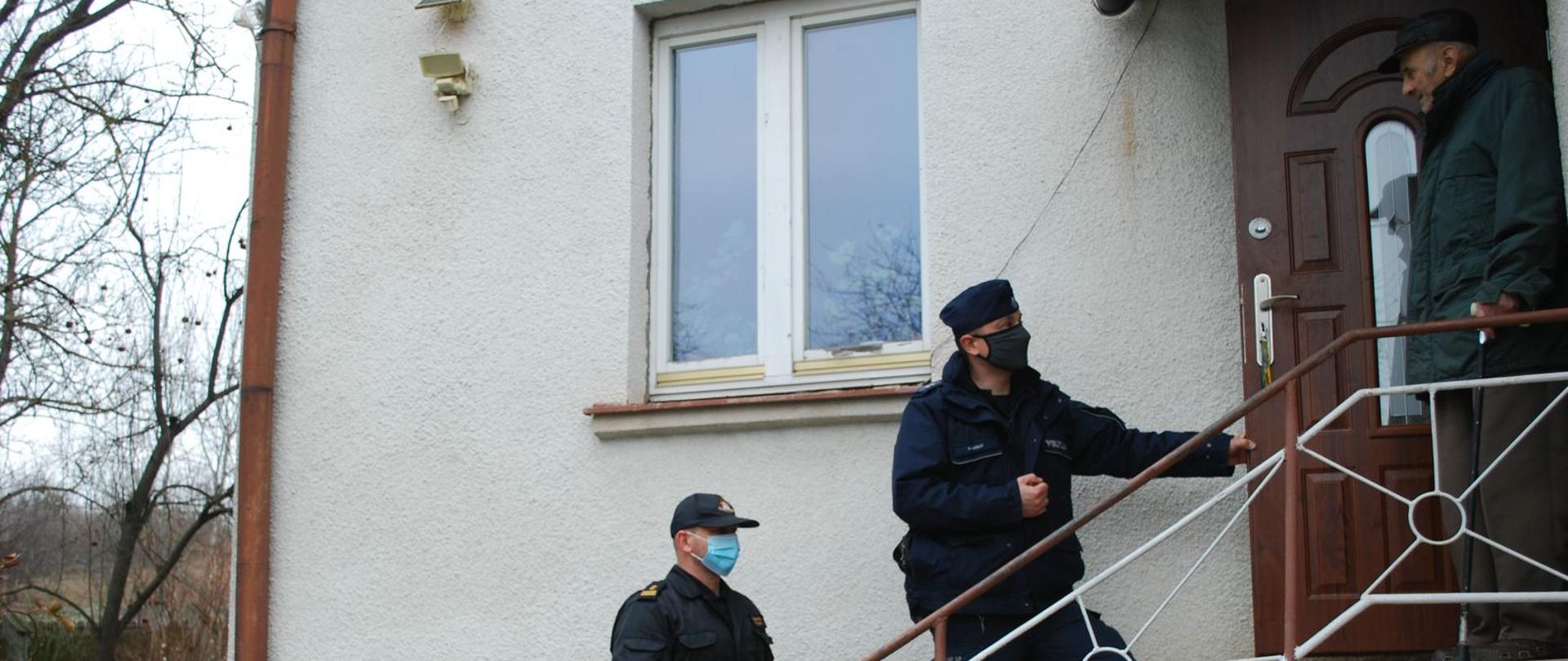 Na zdjęciu policjant oraz strażak podczas prowadzenia akcji informacyjno-edukacyjnej o zagrożeniach pożarowych