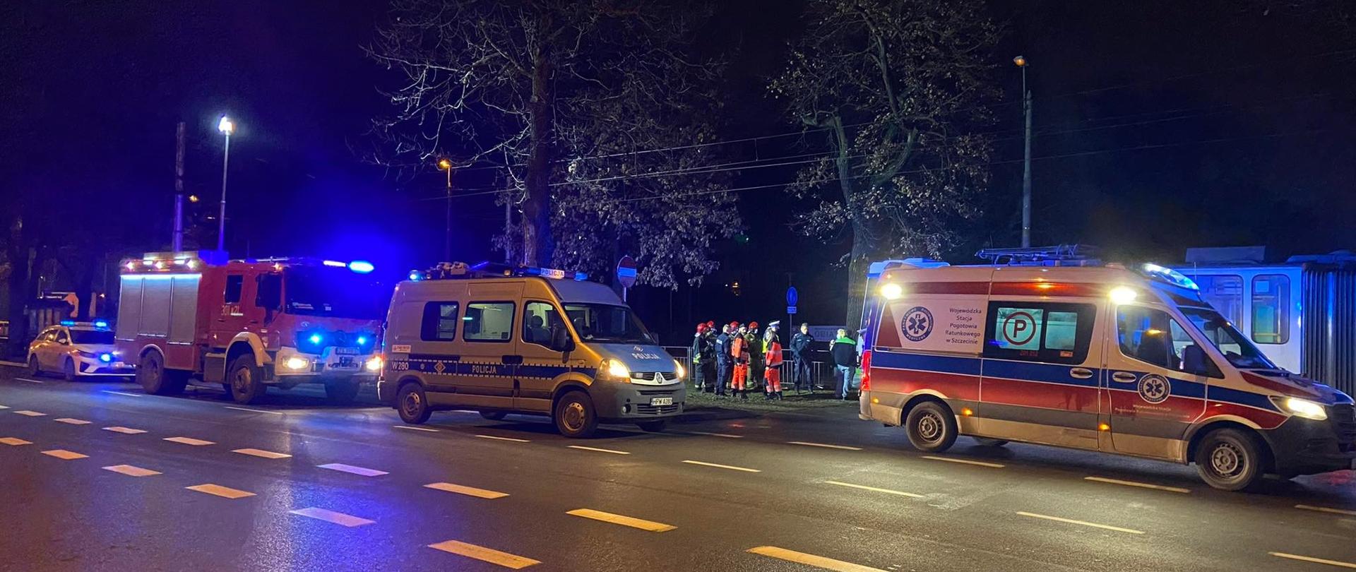 Potrącenie na ulicy Piastów, samochody Ratownictwa medycznego, policji i straży pożarnej w trakcie czynności służbowych