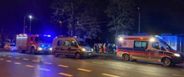 Potrącenie na ulicy Piastów, samochody Ratownictwa medycznego, policji i straży pożarnej w trakcie czynności służbowych