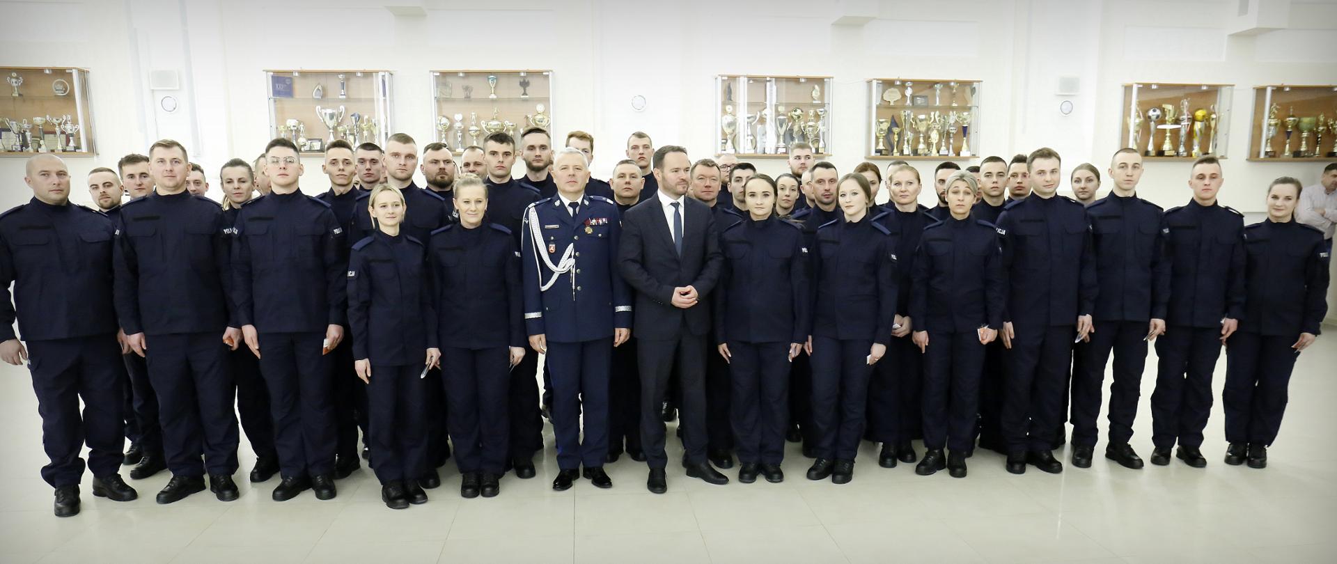 Zdjęci grupowe wojewody z policjantami.