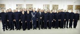Zdjęcie grupowe wojewody z policjantami.