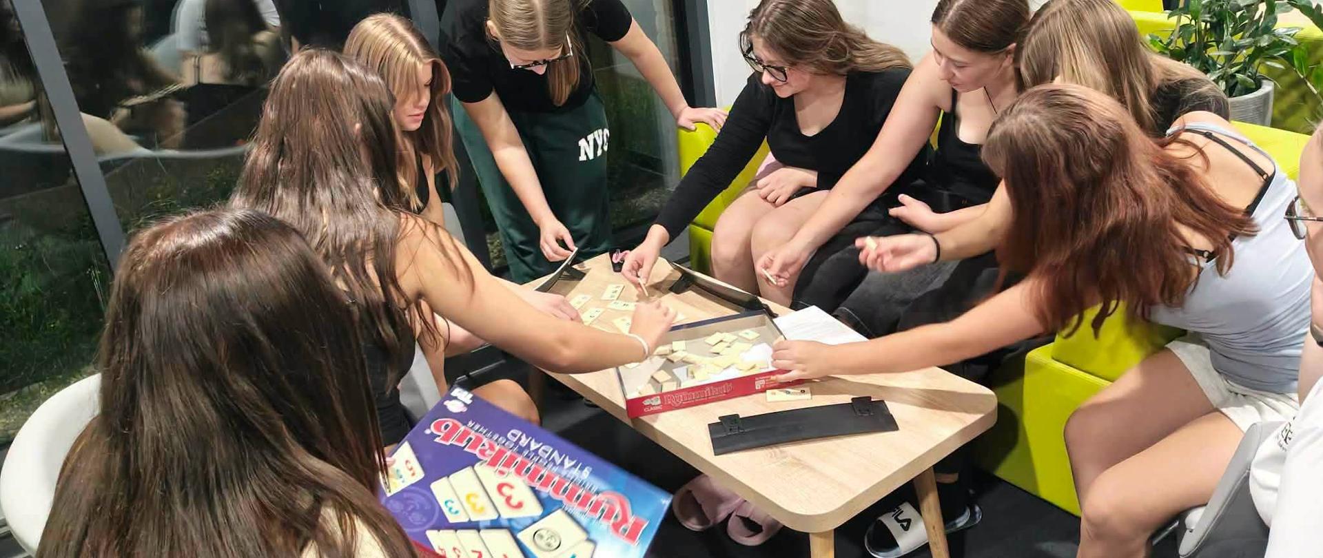 grupa młodzieży podczas gry w Rummikub