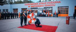 Zdający obowiązki Komendanta Miejskiego Państwowej Straży Pożarnej st. bryg. Wojciech Piechaczek oddał honor sztandarowi Komendy Miejskiej Państwowej Straży Pożarnej w Jastrzębiu-Zdroju poprzez przyklęknięcie i ucałowanie sztandaru.