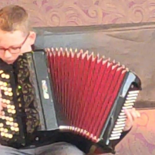 Chłopiec gra na akordeonie