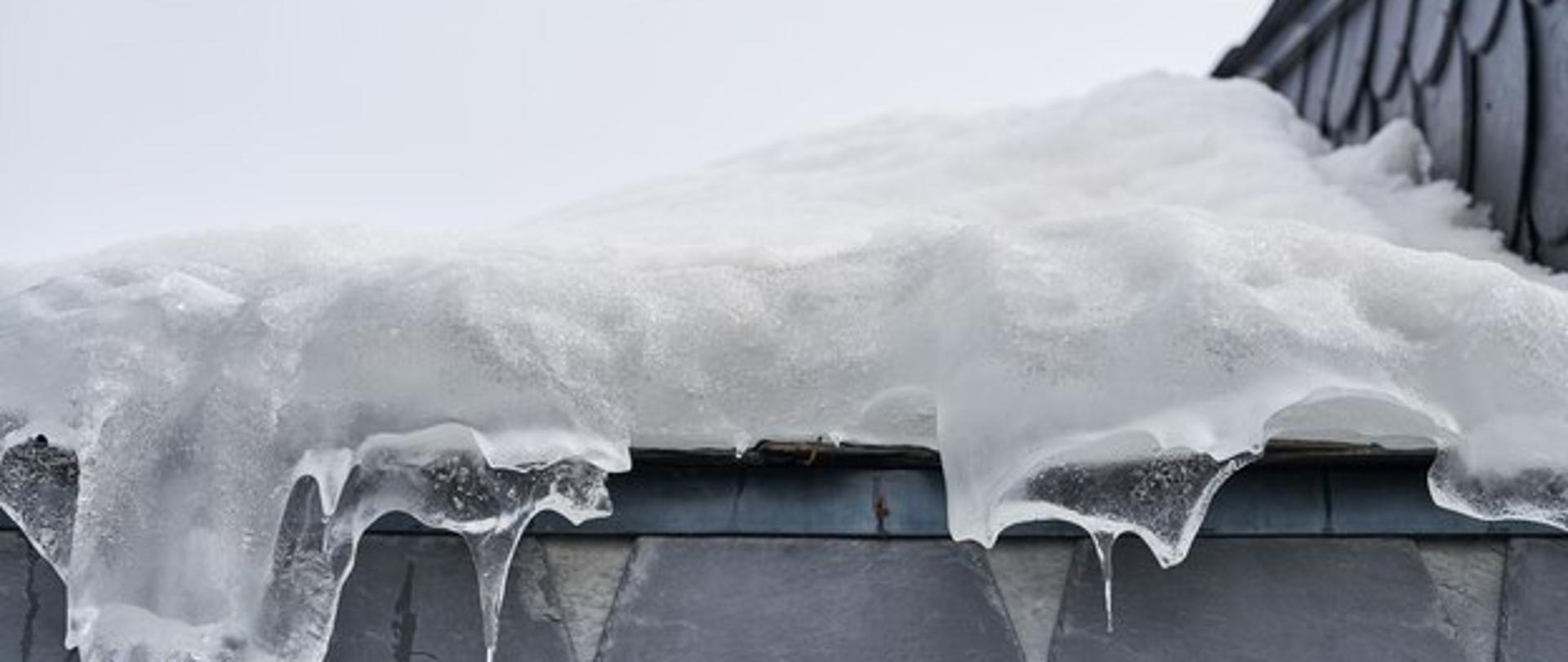 Śnieg na dachówce.