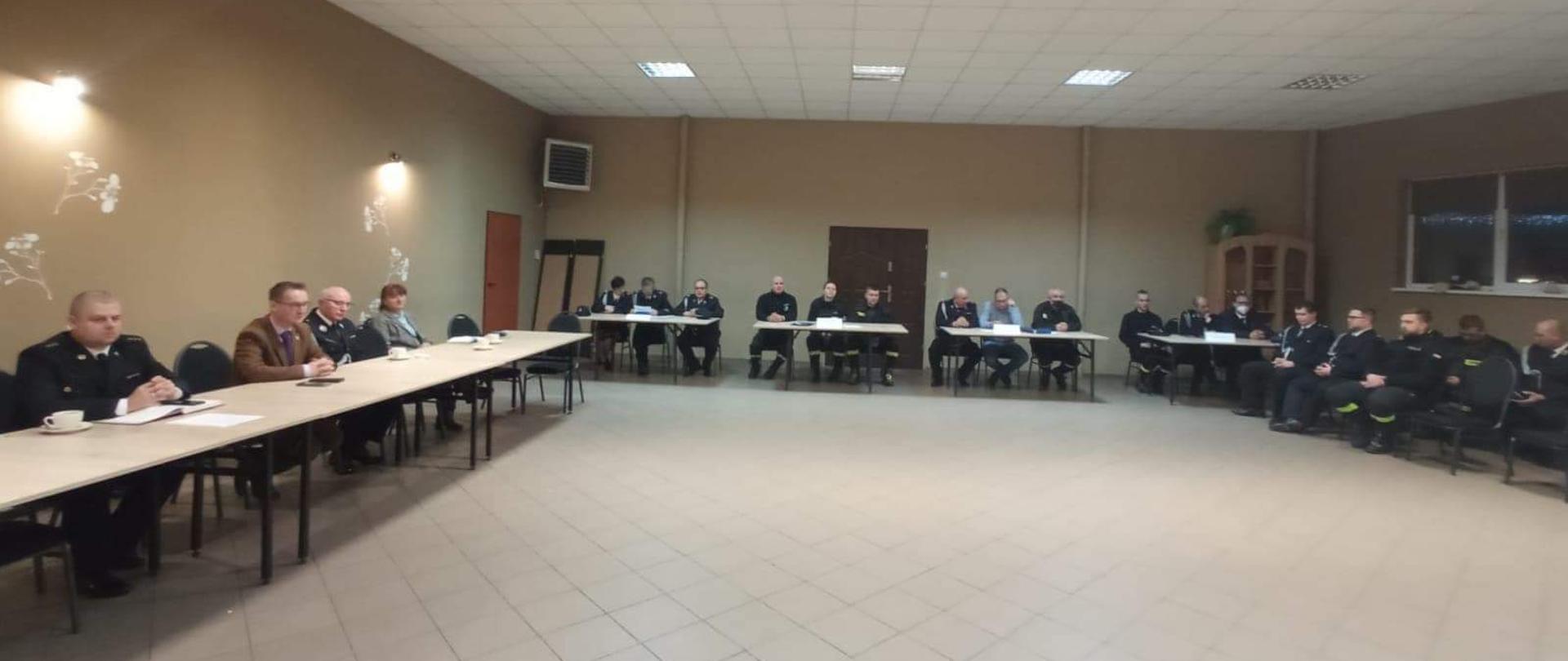 Zdjęcie przedstawia od lewej z-cę Komendanta Powiatowego PSP w Wałczu, Burmistrza Tuczna, Prezesa Zarząd Powiatowego ZOSP RP powiatu wałeckiego, z-cę Burmistrza Tuczna i delegatów jednostek OSP z terenu gminy Tuczo