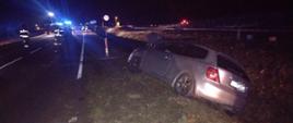 Na zdjęciu widać uszkodzony samochód osobowy w rowie 