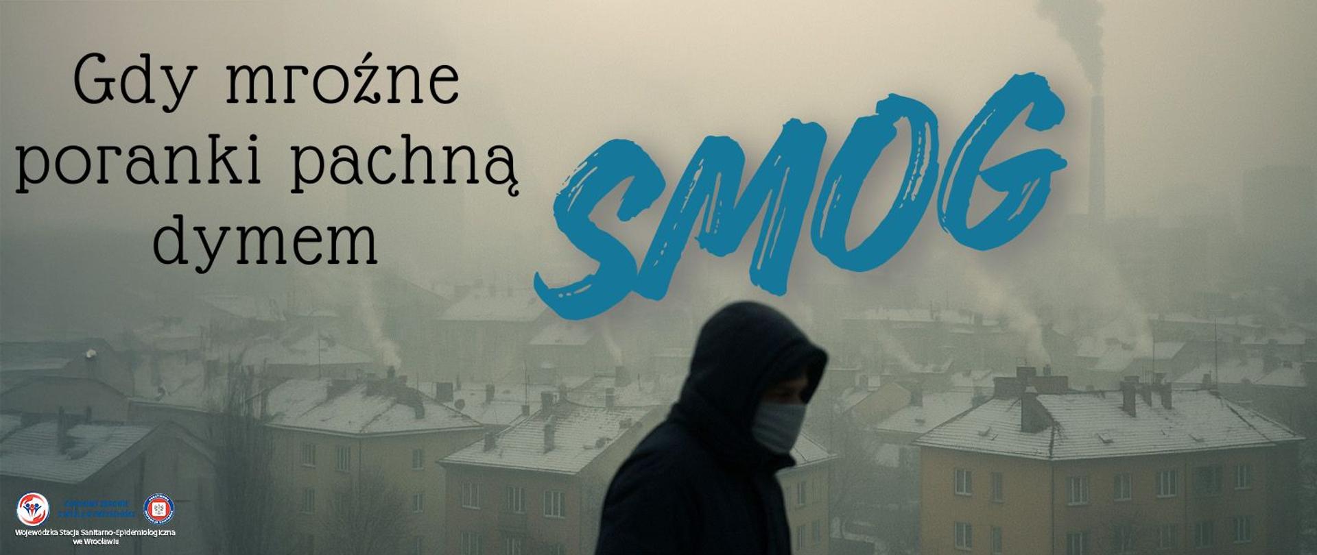 W mroźny poranek nad miastem unosi się szarawa chmura, wisząca nisko nad dachami domów. Ludzie na ulicach zasłaniają twarze szalikami, a odległe budynki giną w gęstej zawiesinie