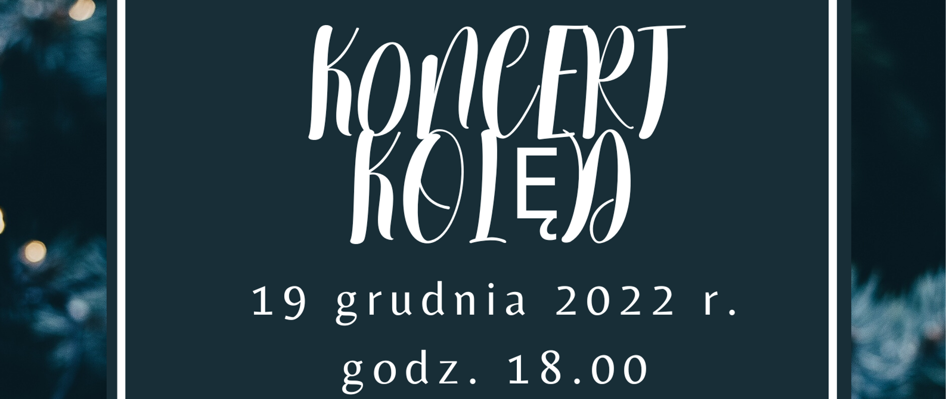 Plakat. Granatowe tło, pośrodku biała ramka, w ramce białe napisy zawierające informacje o koncercie kolęd. Pośrodku plakatu grafika trzech choinek w kolorze białym.