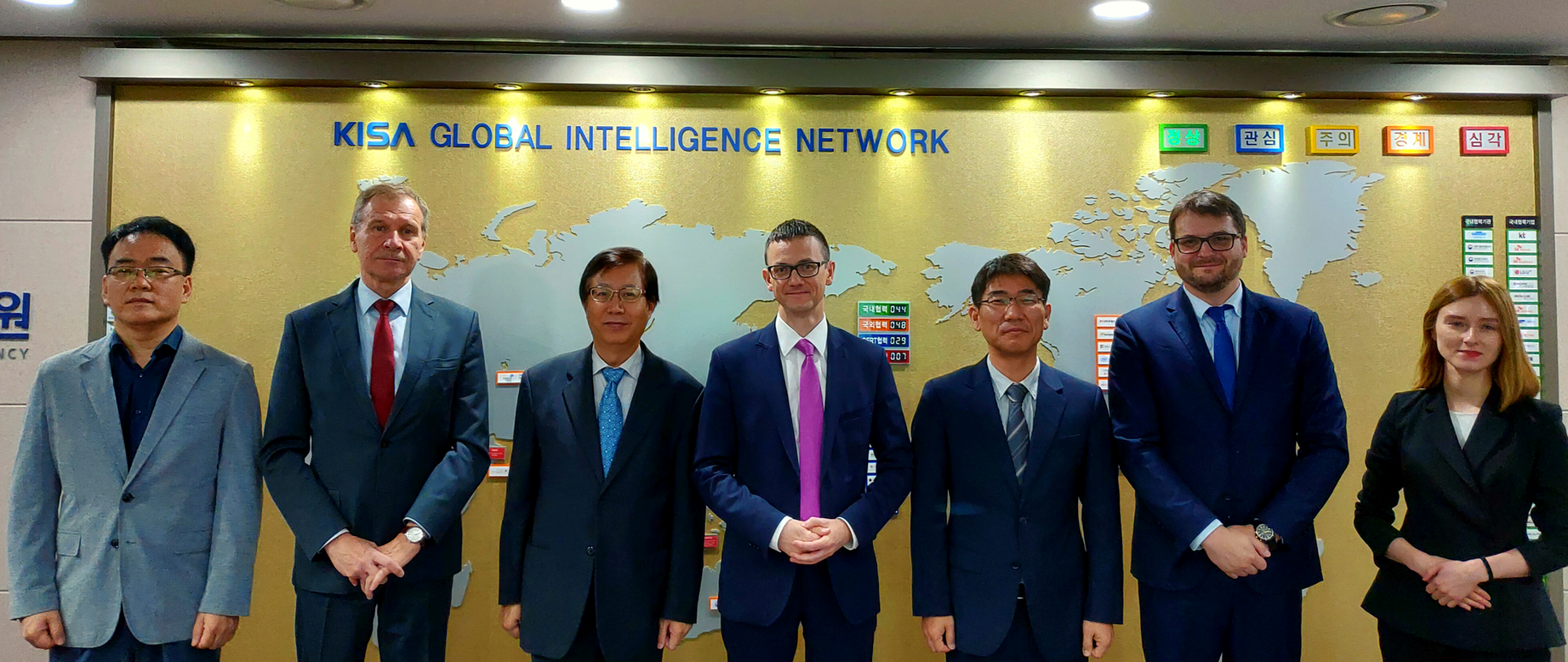 Siedem osób pozuje do wspólnego zdjęcia