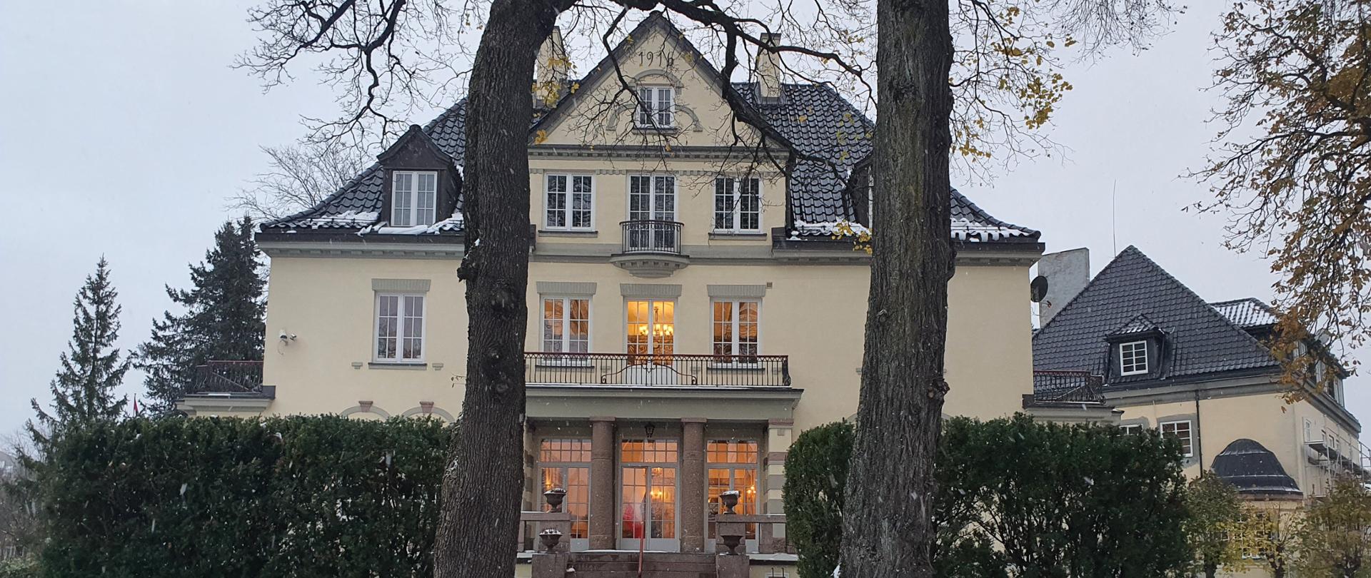 Budynek_ambasady_zimą_2