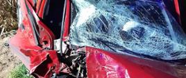 Na zdjęciu widać rozbity samochód osobowy