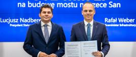 Wiceminister infrastruktury Rafał Weber oraz prezydent Stalowej Woli Lucjusz Nadbereżny podczas podpisania umowy na dofinansowanie ze środków RFRD budowy nowego odcinka drogi wojewódzkiej nr 855 Zaklików – Stalowa Wola wraz z budową mostu na rzece San.