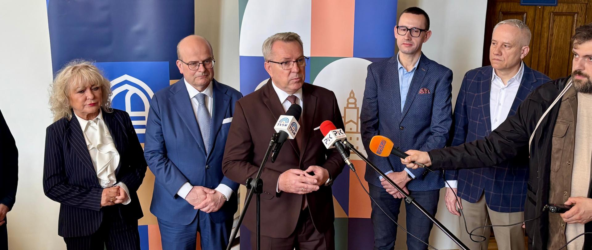 Wicewojewoda Kujawsko-Pomorski Piotr Hemmerling wraz z uczestnikami konferencji prasowej w nowym Terenowym Punkcie Paszportowym w Grudziądzu, mieszczącym się na parterze budynku Urzędu Stanu Cywilnego przy ul. Mickiewicza 28/30.