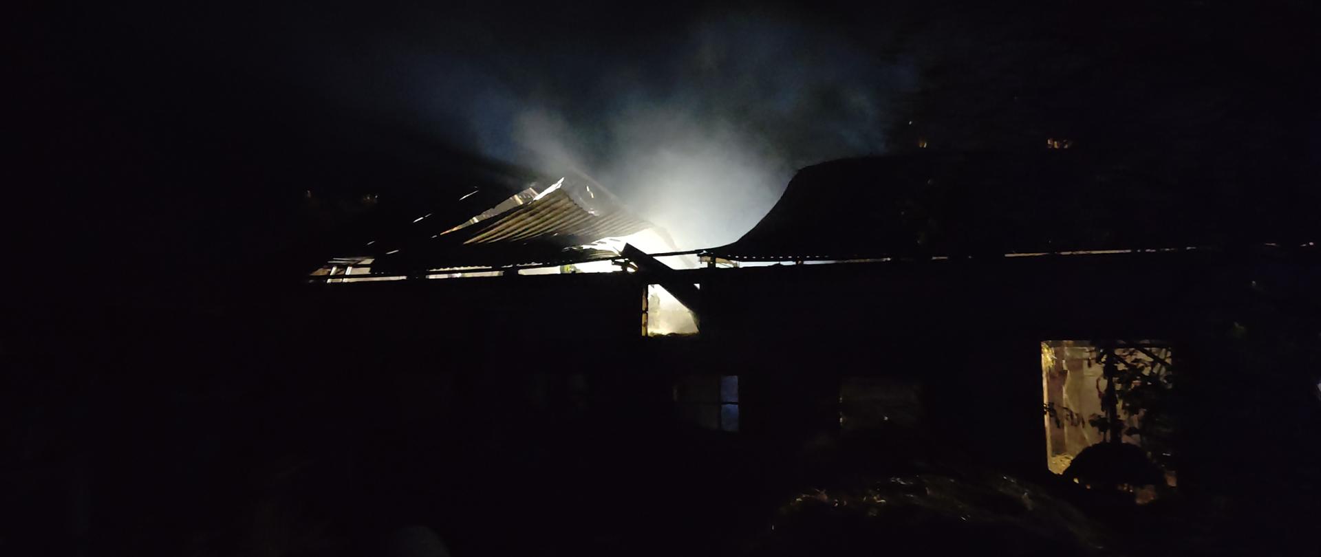 Budynek gospodarczy podczas pożaru.