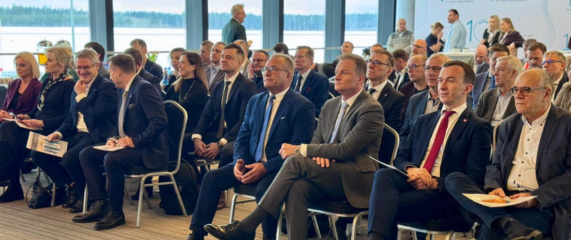 Uczestnicy konferencji na sali, wśród gości m. in. wicewojewoda Mateusz Szauer.