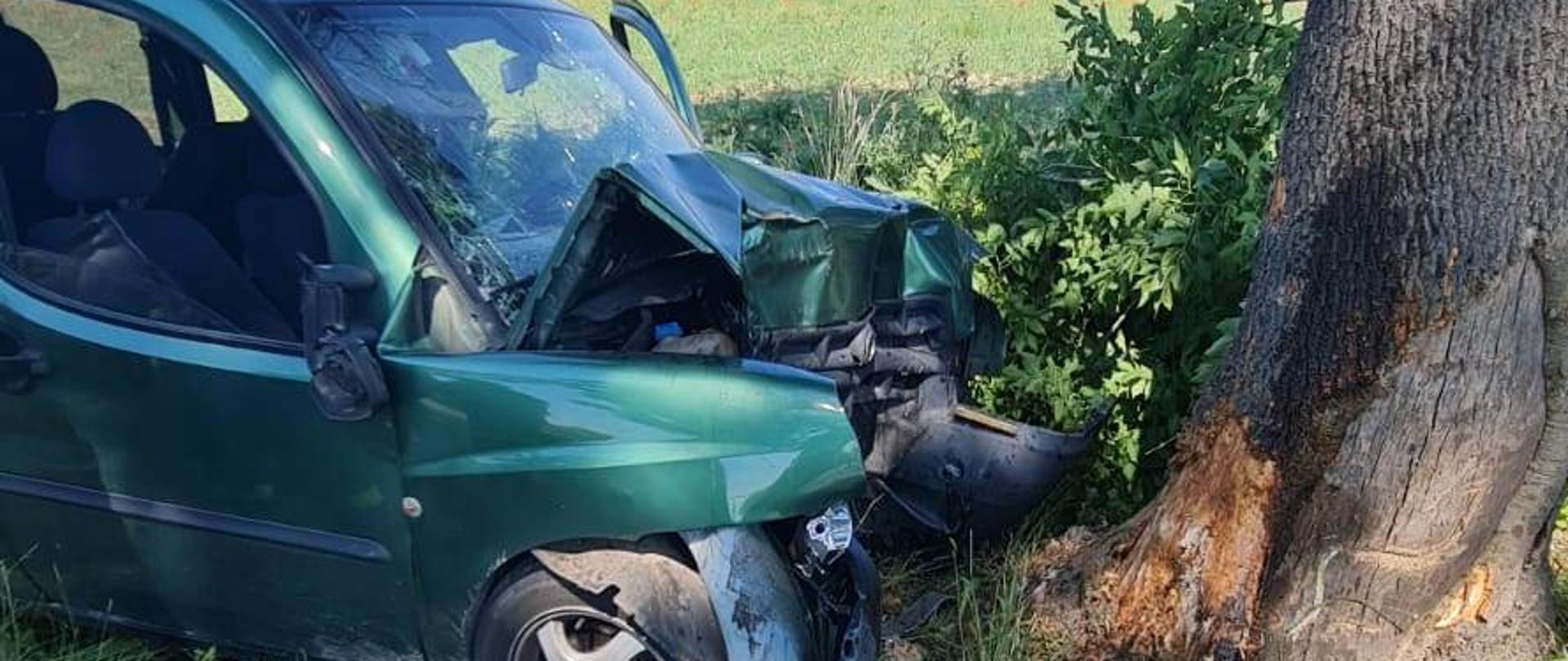widać drzewo w które przodem uderzył samochód