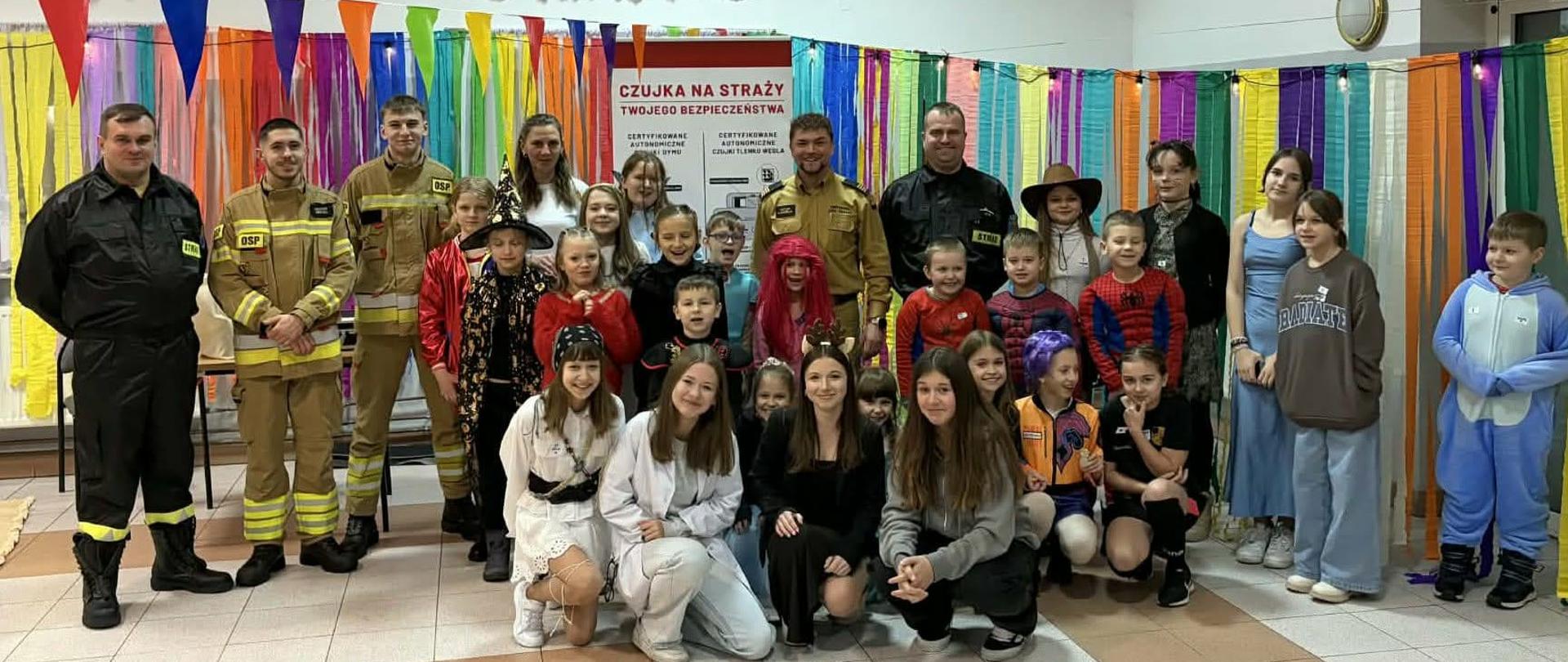Zdjęcie grupowe uczestników spotkania z działań profilaktyczno-edukacyjnych w ramach akcji „Bezpieczne Ferie” oraz „Czujka na straży Twojego bezpieczeństwa”.