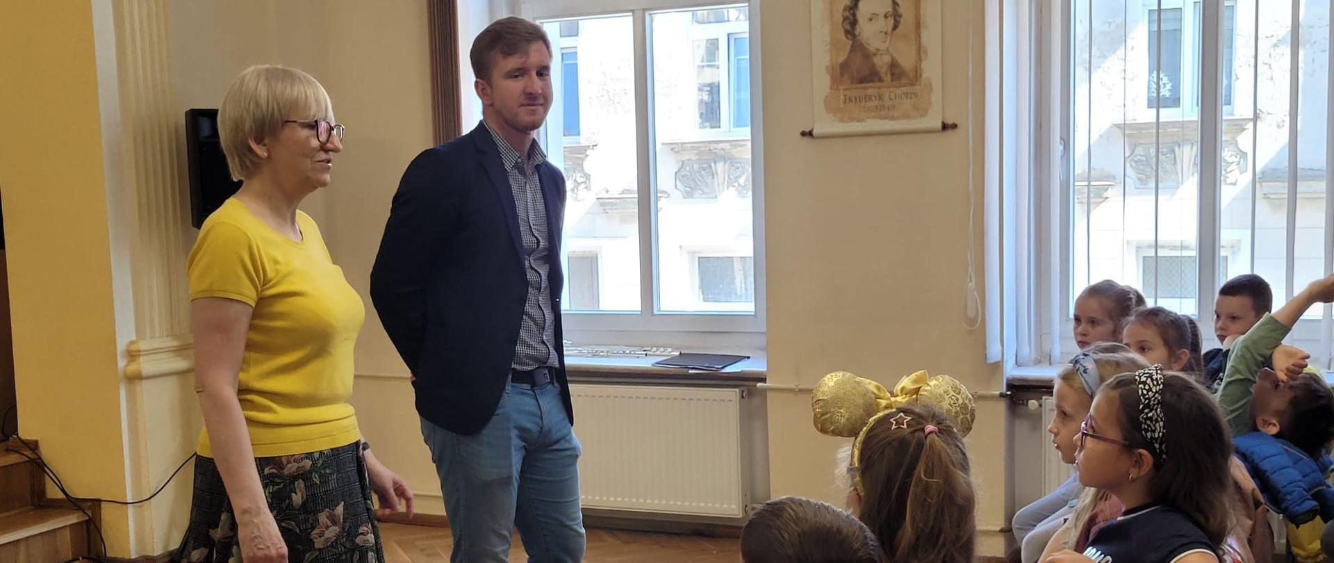 Nauczyciel Bożena Adamska wraz z nauczycielem Tomaszem Brusińskim opowiadają o szkole muzycznej podczas audycji muzycznych w PSM I st. w Kłodzku 12 maja 2023