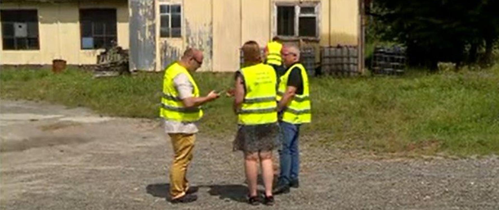 Inspektorzy IOŚ podczas oględzin terenu