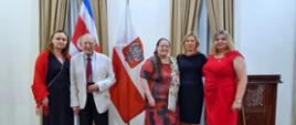 Grupa 5 osób, w której znajdują się Ambasador RP i Konsul RP. W tle flagi Polski i Kostaryki.