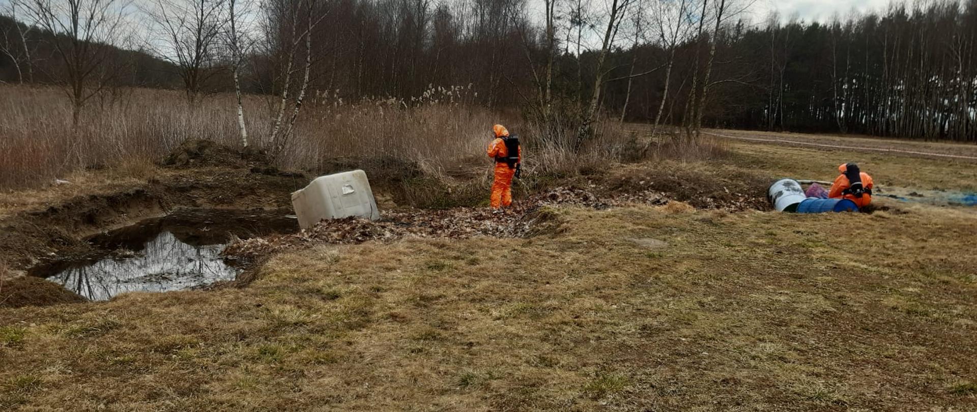 Pojemniki z niezidentyfikowanymi substancjami na polu uprawnym w miejscowości
Opatowiec –powiat kazimierski
