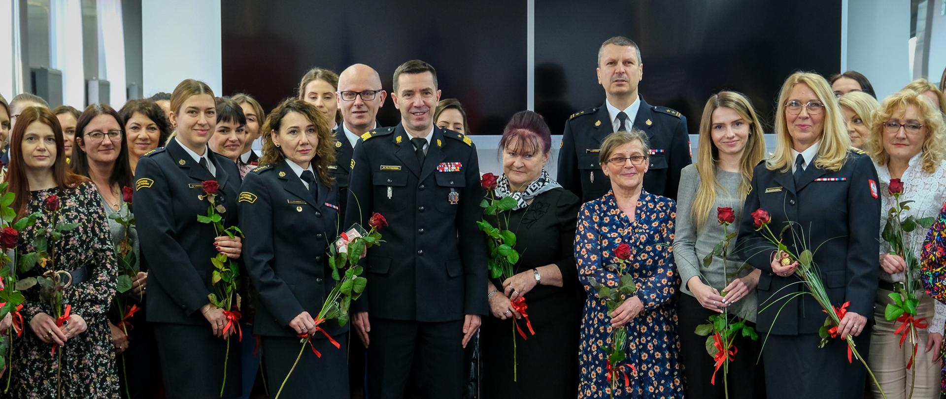 kobiety pozują do wspólnego zdjęcia z kierownictwem KG PSP