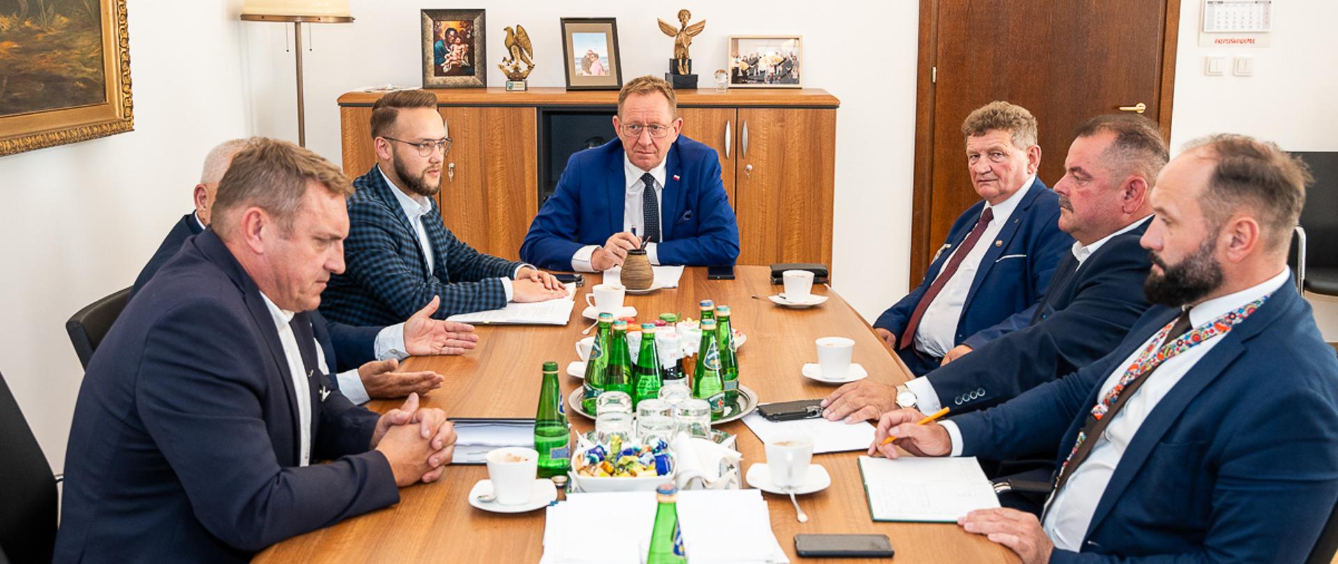 Minister Robert Telus podczas spotkania z liderami związków rolników (fot. MRiRW)