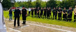 Zdjęcie przedstawia uroczyste wręczenia dyplomu w trakcie zbiórki na zakończenie zawodów sportowo - pożarniczych