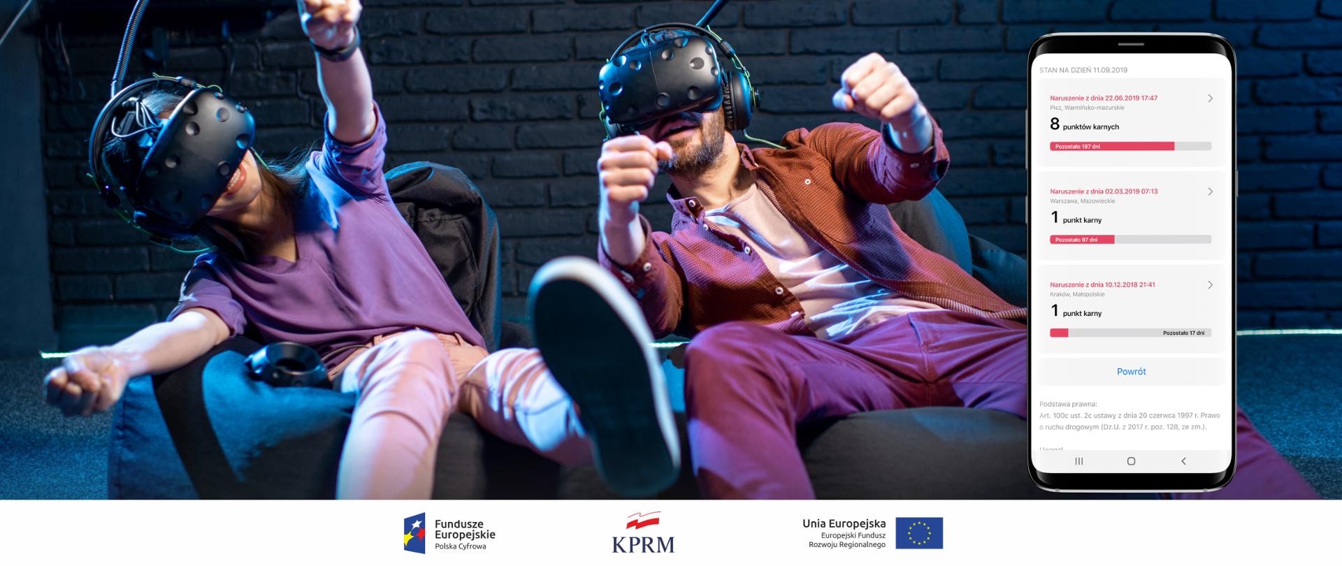 Dwie osoby - kobieta i mężczyzna siedzą na kanapie w okularach VR. Udają, że trzymają ręce na kierownicy, są przechyleni na boki - grają w wyścigi komputerowe. Z prawej strony ekran telefonu komórkowego, na którym wyświetla się dostępny w aplikacji mObywatel licznik punktów karnych.