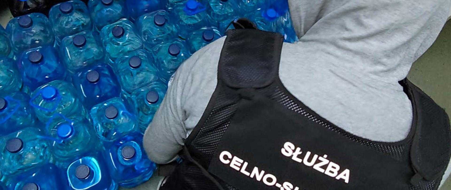 Funkcjonariusz przy zabezpieczonym alkoholu