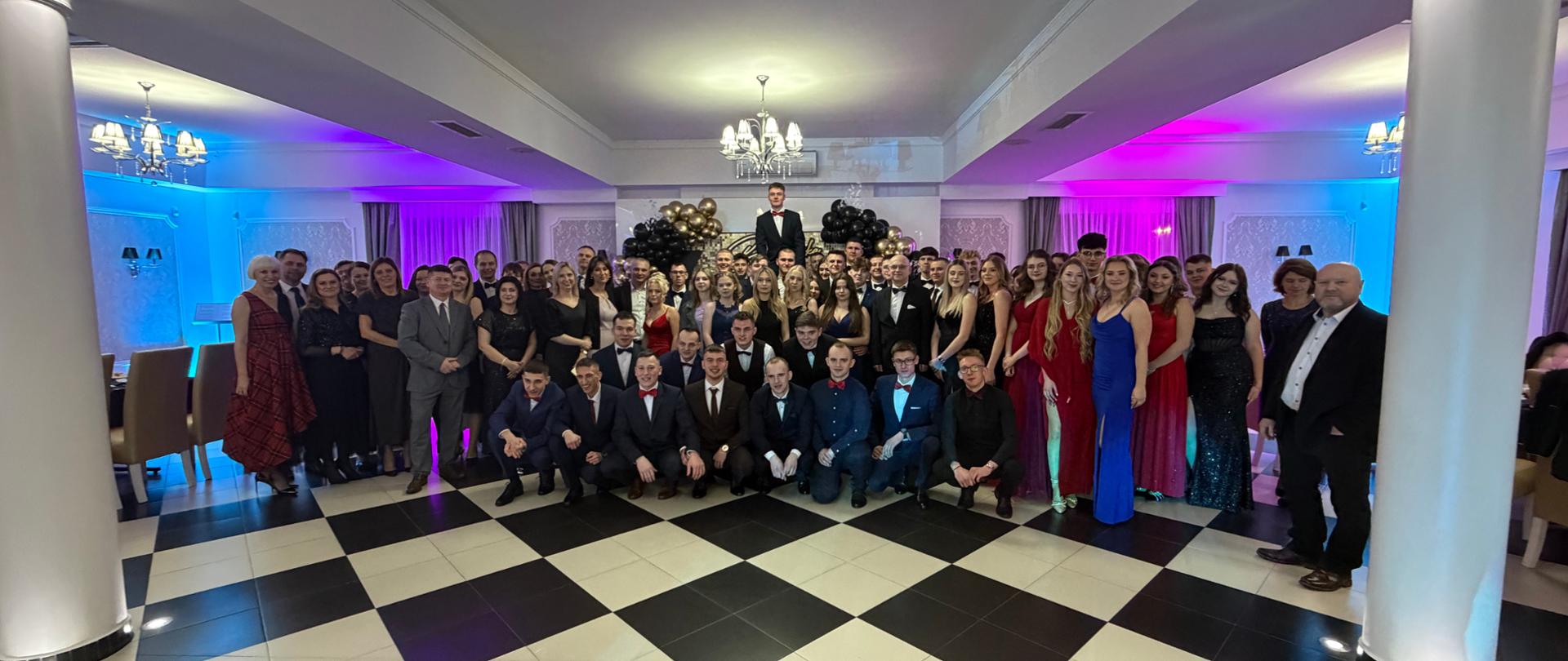 Zdjęcie pamiątkowe uczniów klas 5 z wychowawcami i wszystkimi uczestnikami zabawy 