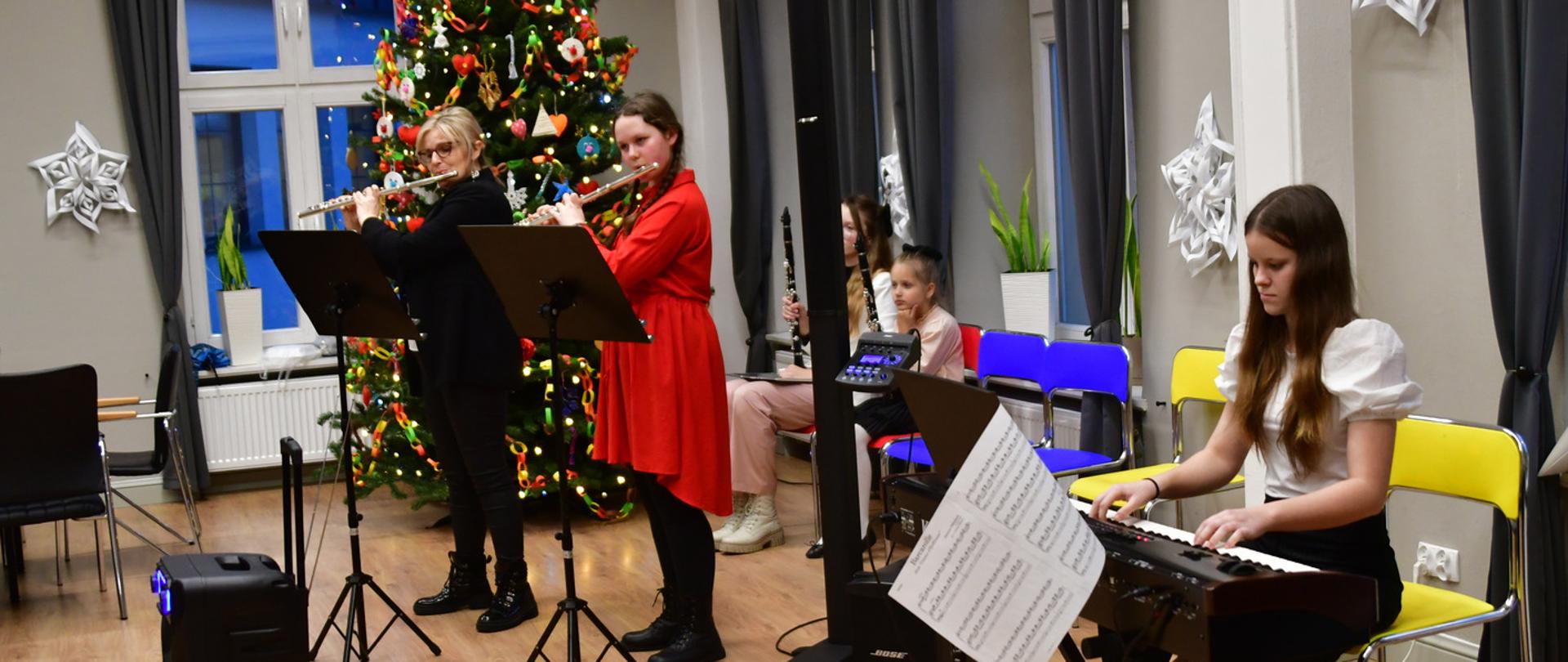 pianistka i flecistki podczas wystęu