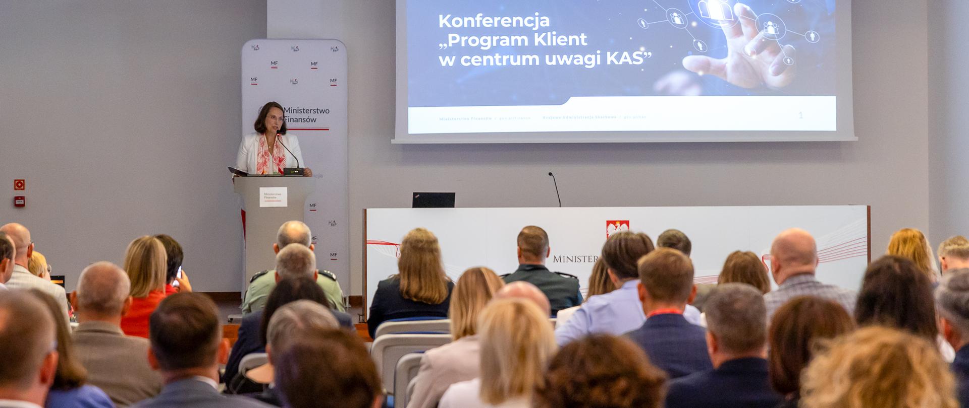 Minister finansów Magdalena Rzeczkowska podczas przemówienia, uczestnicy konferencji.