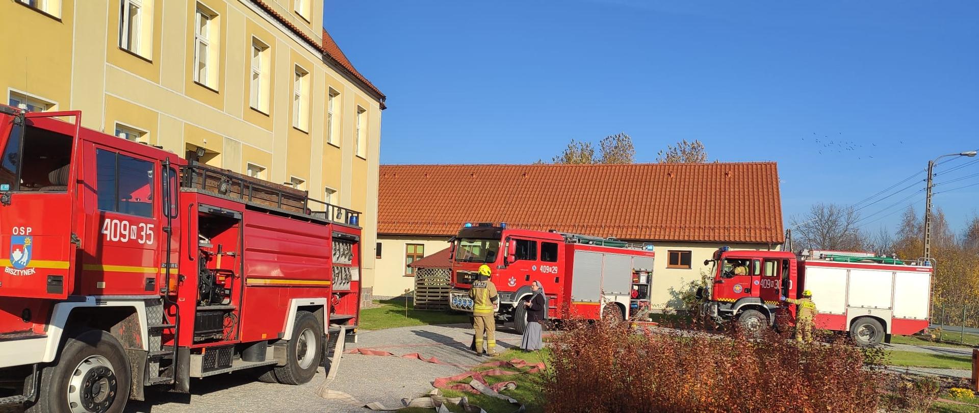 Na zdjęciu widać samochody pożarnicze ustawione na drodze pożarowej