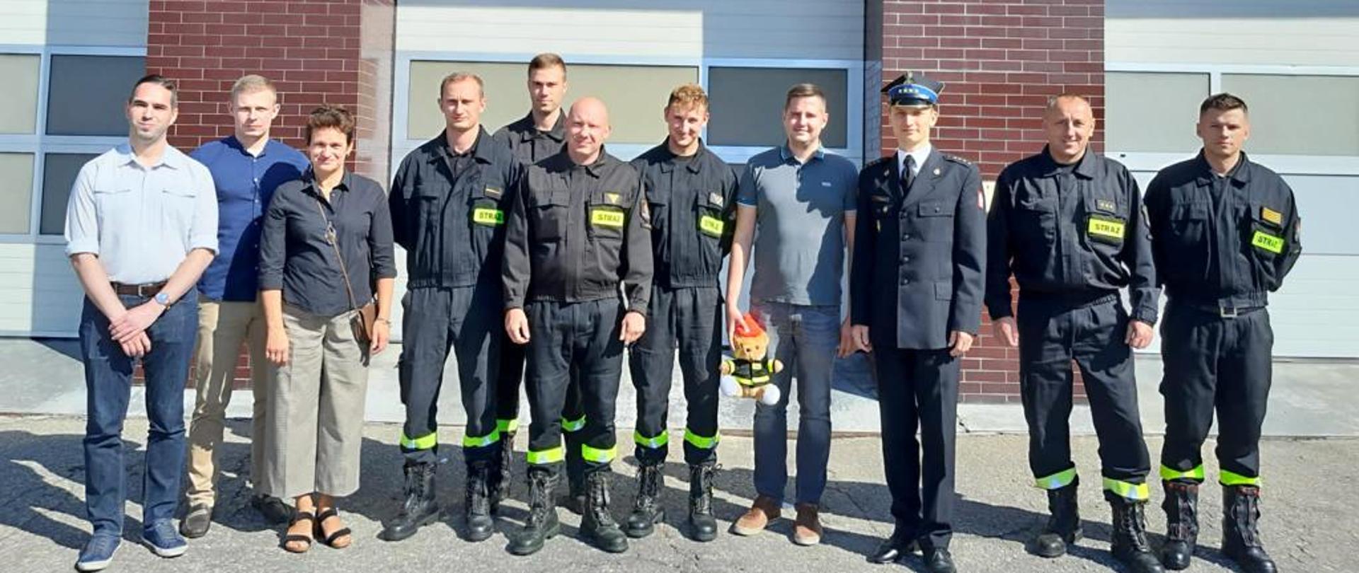 Delegacja przed budynkiem KP PSP Kępno