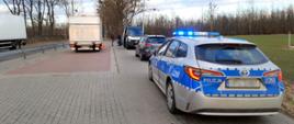 Wspólna akcja wielkopolskich funkcjonariuszy przeprowadzona w celu skontrolowania pojazdów przewożących odpady. W centrum zatrzymany dostawczak. Po prawej pojazdy służb, które przeprowadzały kontrole.
