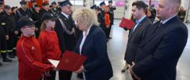 Uroczysty apel z okazji wręczenia promes Młodzieżowym Drużynom Pożarniczym z terenu powiatu węgrowskiego.