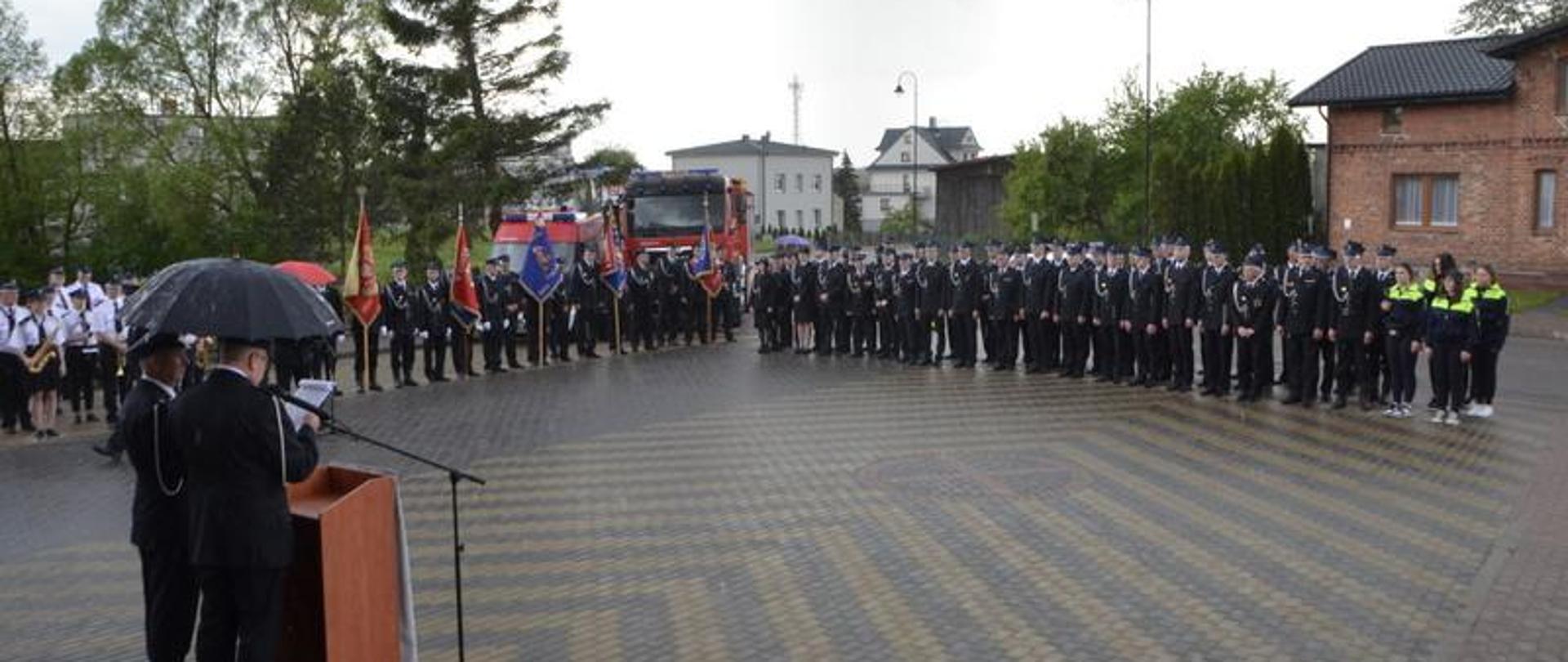 Uczestnicy obchodów Dnia Strażaka w Przodkowie