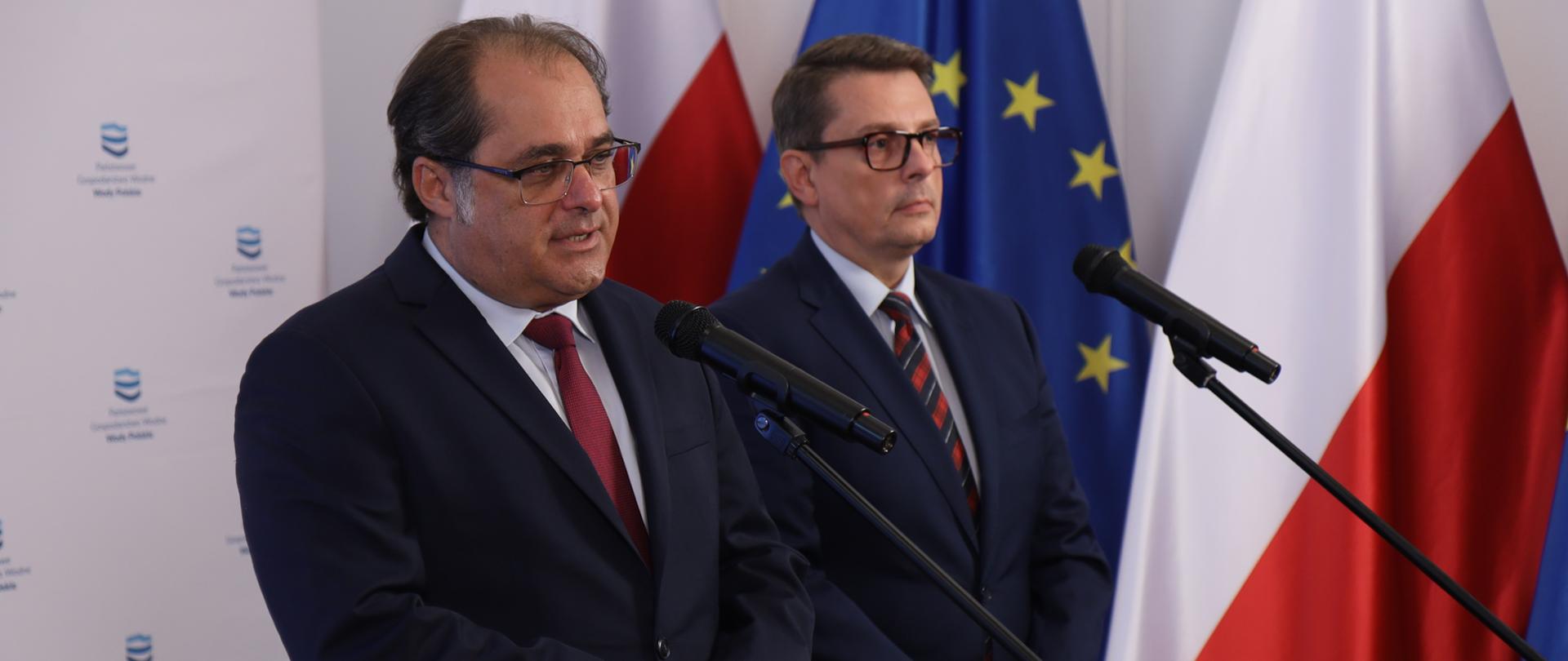 Wiceminister infrastruktury Marek Gróbarczyk wraz z Pawłem Rusieckim, Zastępcą Prezesa Wód Polskich ds. Zarządzania Środowiskiem Wodnym w trakcie konferencji prasowej dot. taryf za wodę i ścieki