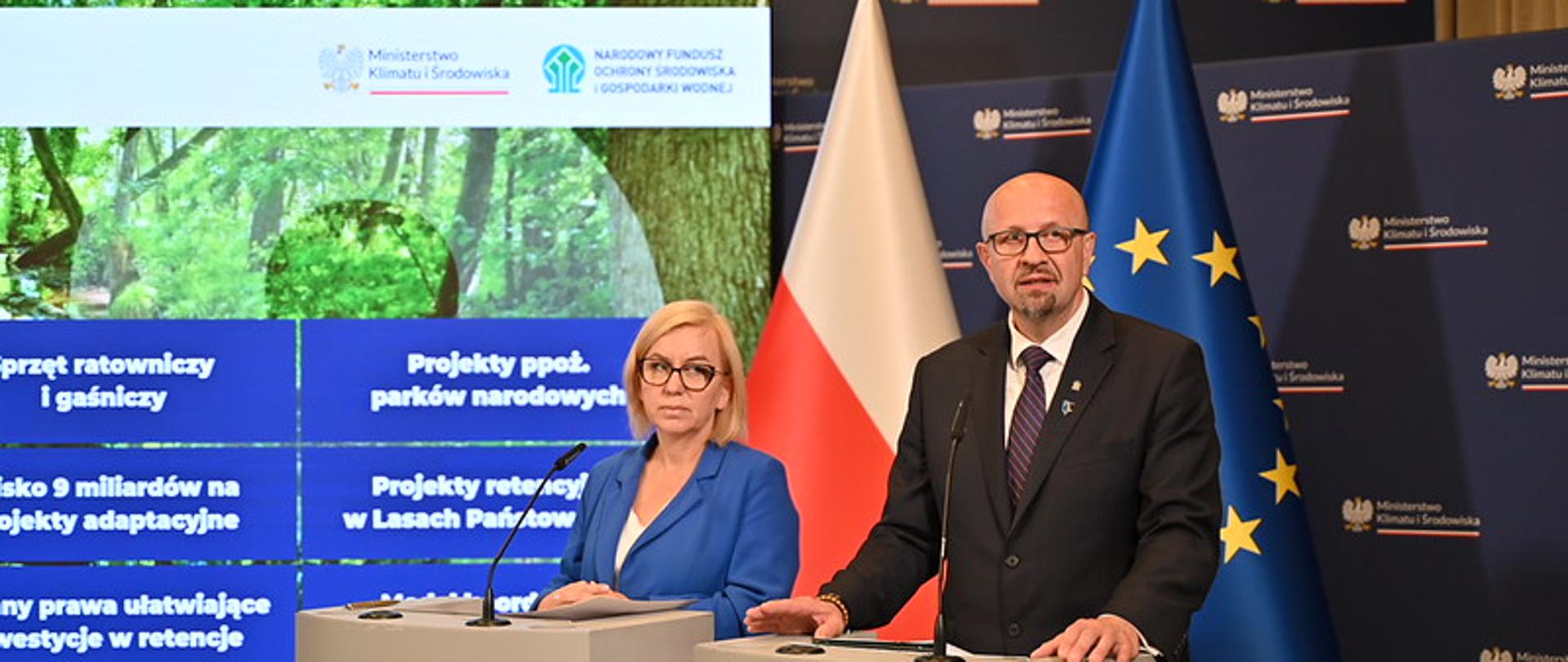 Ministra klimatu i środowiska Paulina Hennig-Kloska i Robert Gajda, zastępca prezesa zarządu NFOŚiGW podczas konferencji prasowej nt. pakietu 9 działań wzmacniających bezpieczeństwo klimatyczne Polski, która odbyła się 24 czerwca 2026 r. w Warszawie