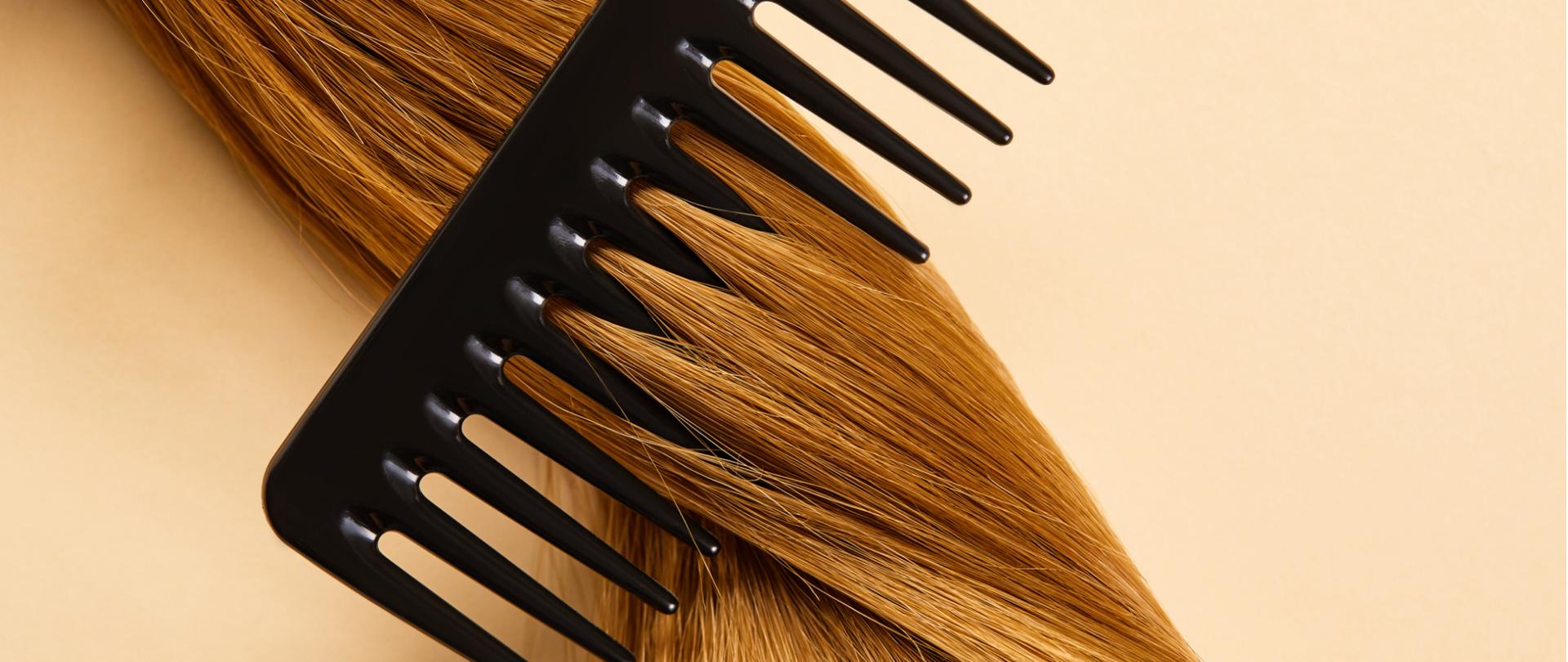 Na zdjęciu jest pasmo włosów a na nich grzebień.