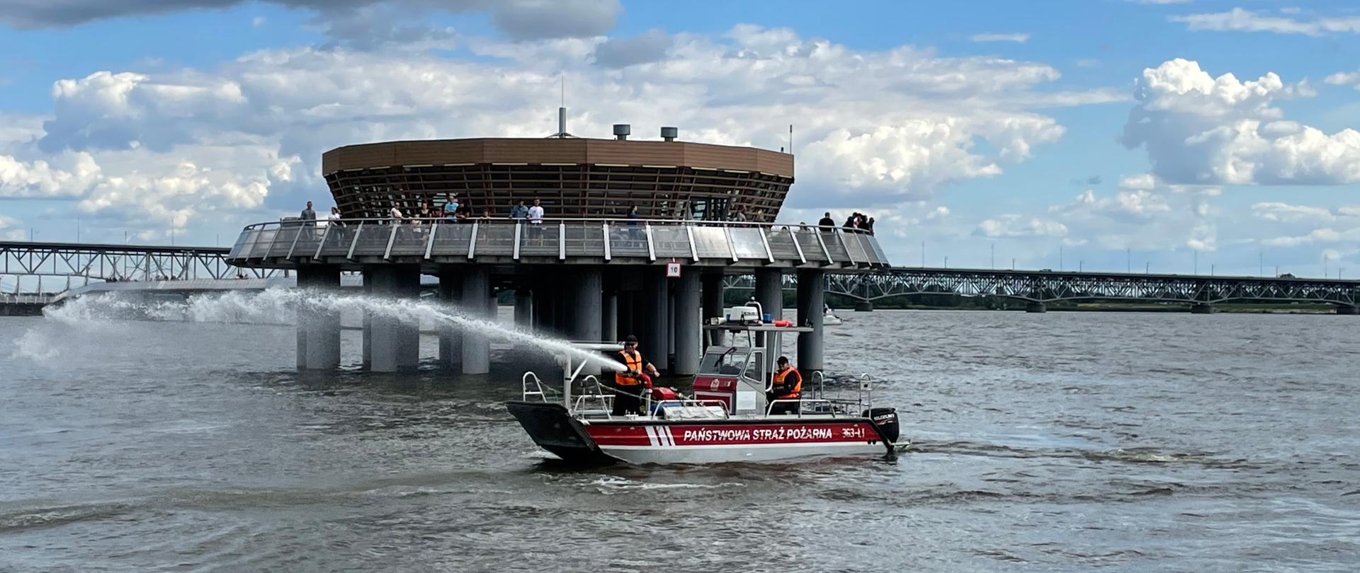 Na zdjęciu strażacy demonstrują pracę działka gaśniczego zamontowanego na łodzi Faster.