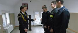 Zdjęcie przedstawia umundurowanych strażaków z KP PSP w Radziejowie w trakcie uroczystości wręczenia aktów nadania wyższych stopni służbowych.