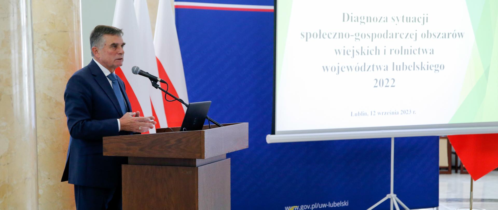 Wojewoda lubelski przemawia przy mównicy.