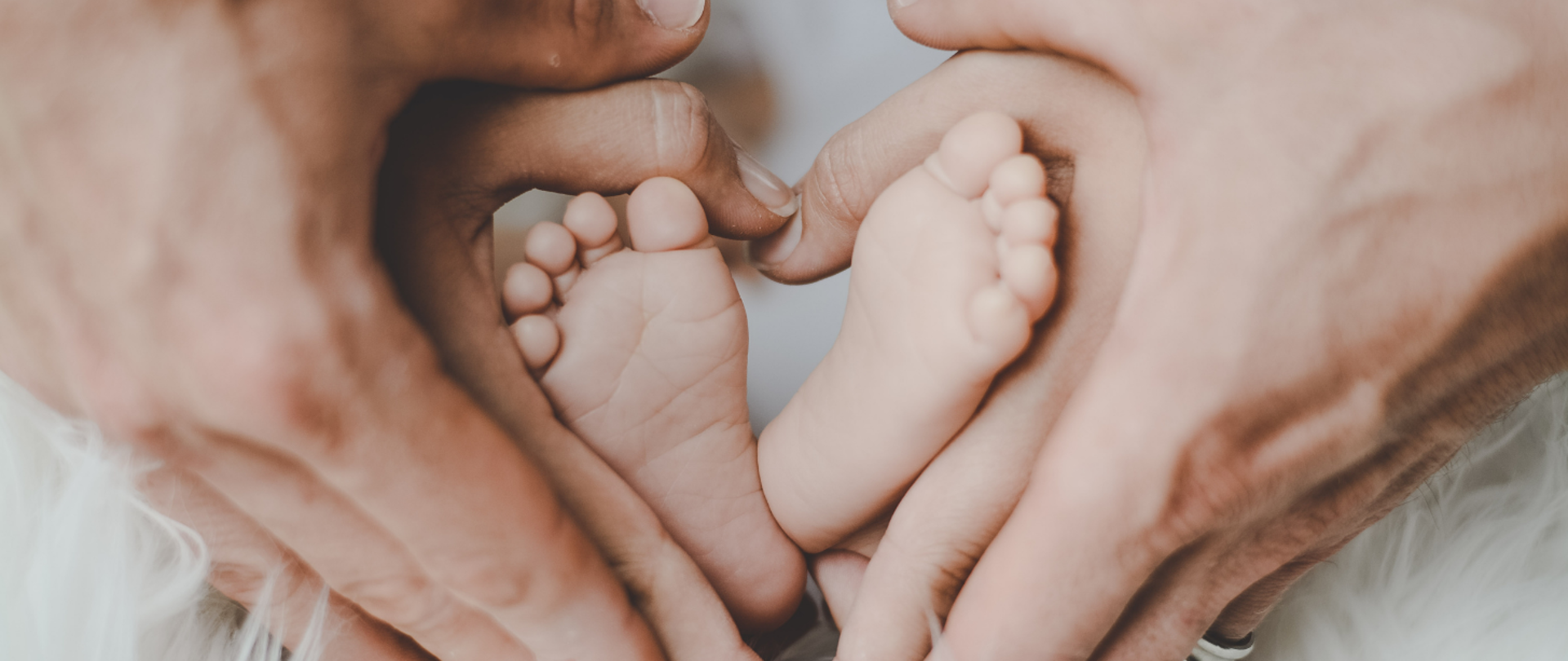 Stopy małego dziecka.